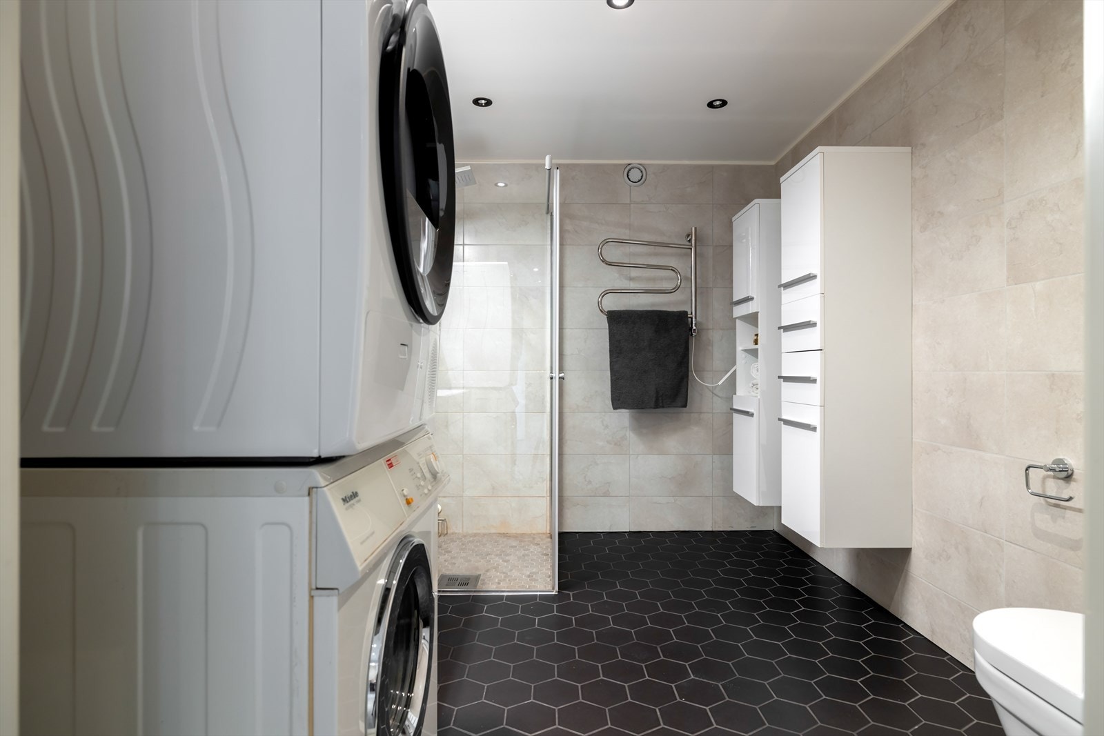 Badet har komfortabel gulvvarme Galleribilde