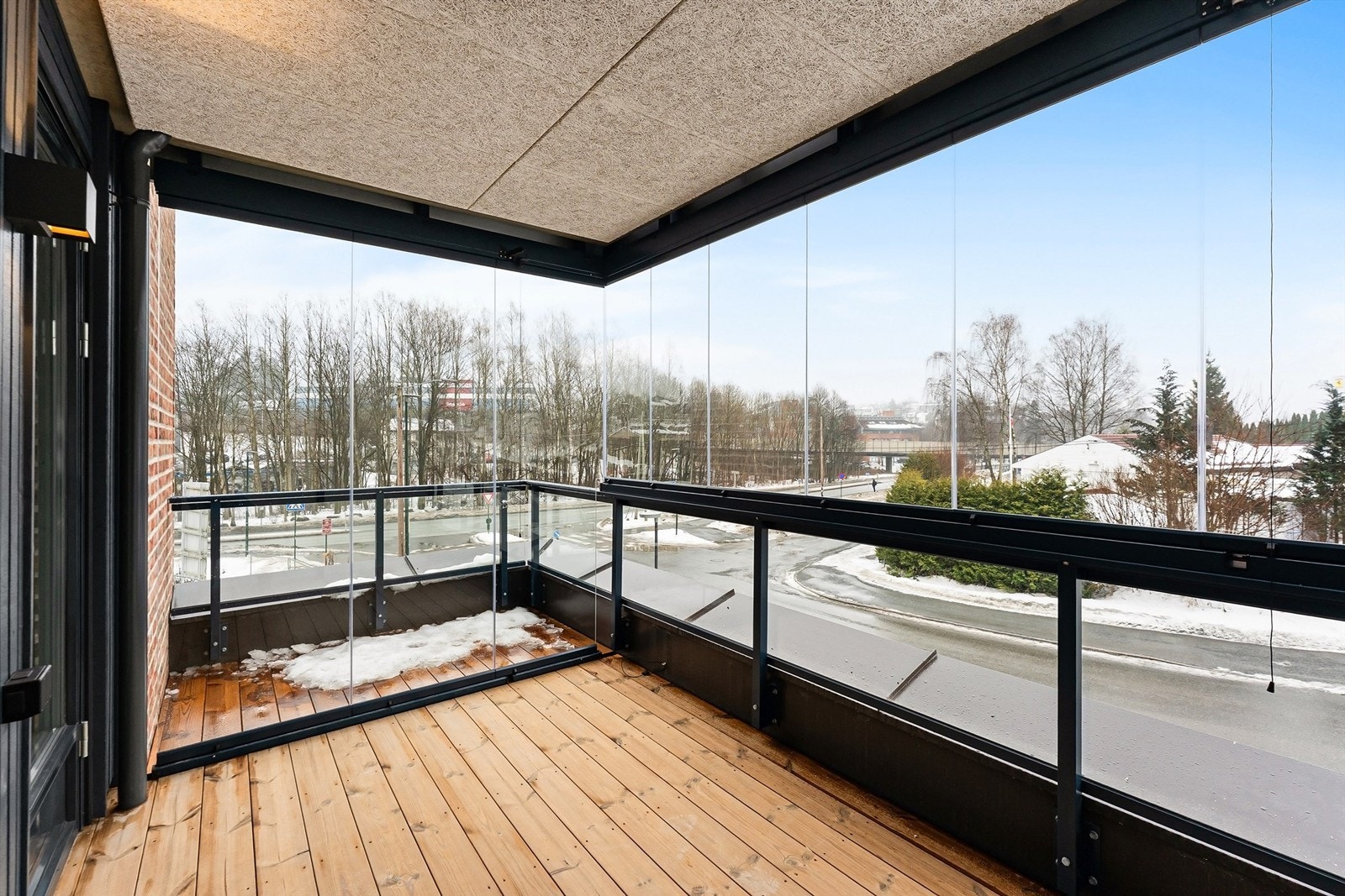 Den innglassede balkongen er på 8 kvm, og balkongen er på 3 kvm Galleribilde