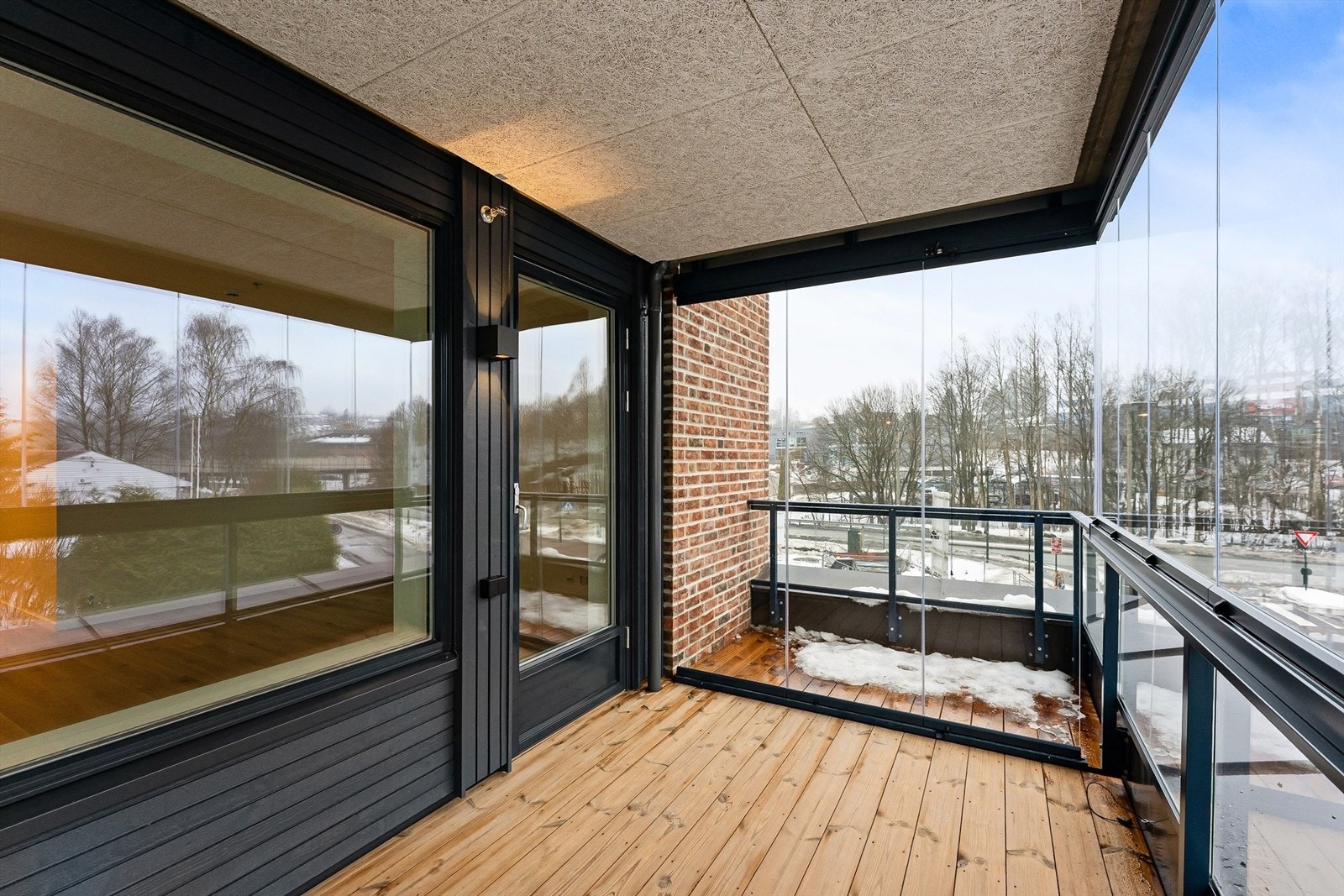 Ved stuen har du en hyggelig innglasset balkong Galleribilde