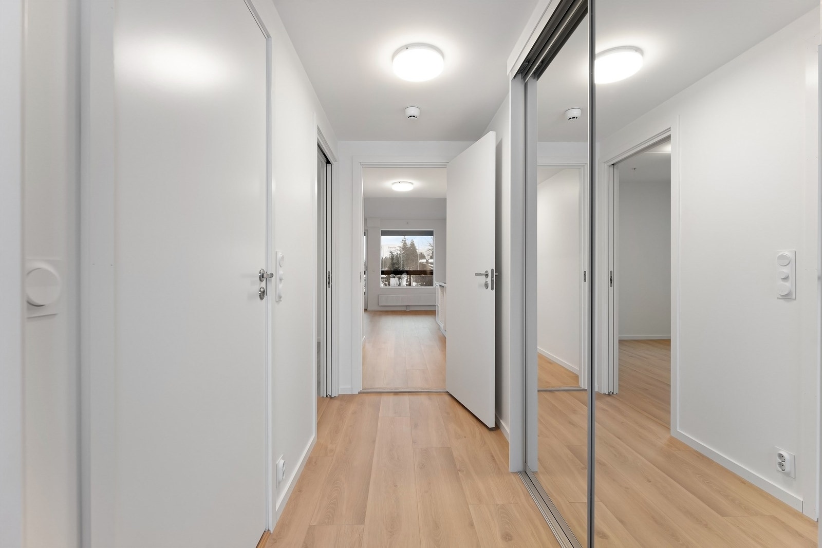 Innbydende entré med god plass for yttertøy Galleribilde