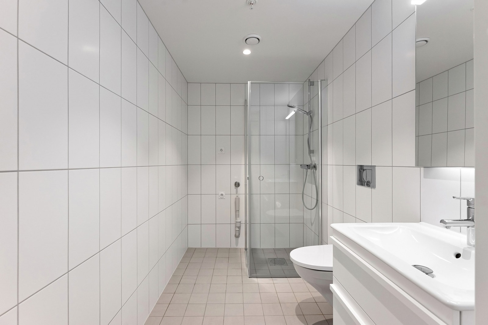 Lekkert flislagt baderom Galleribilde