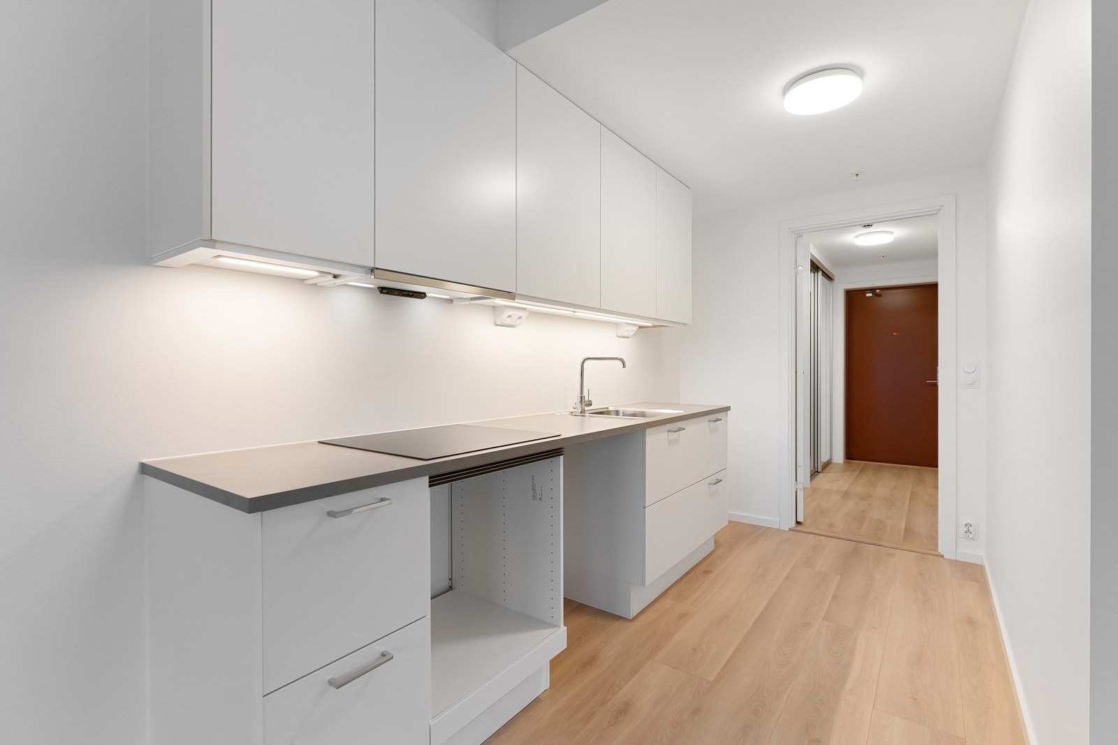 Praktisk plassering av kjøkkenet. Nye hvitevarer er satt inn og medfølger. Galleribilde