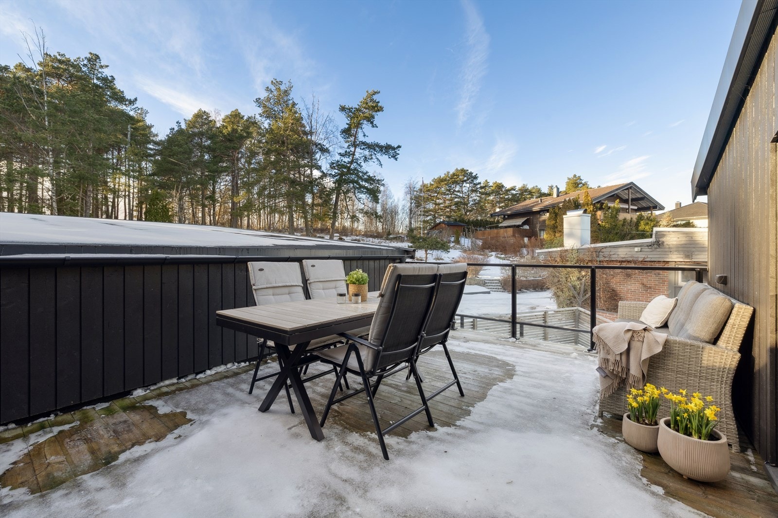 Fra kjøkkenet er det utgang til en skjermet terrasse. Her er det god plass til en sittegruppe for å nyte sene sommerkvelder. Galleribilde