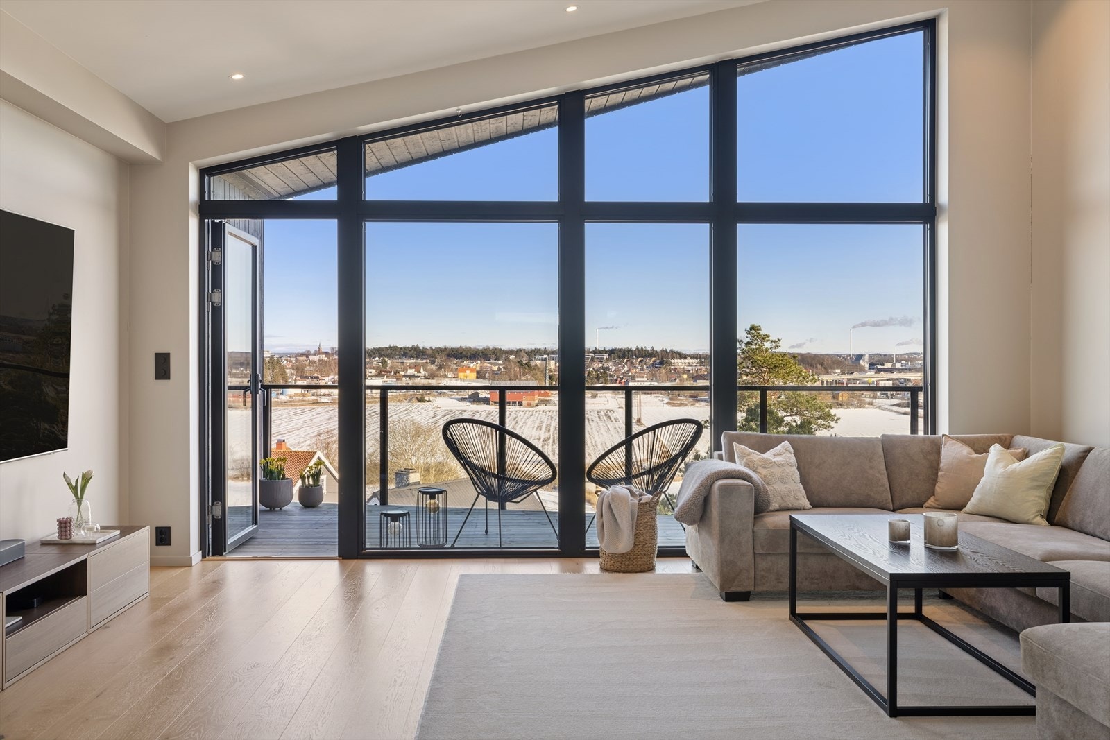 Store og moderne gulv til tak vinduer sørger for svært godt lysinnslipp, som gir stuen det lille ekstra. Galleribilde