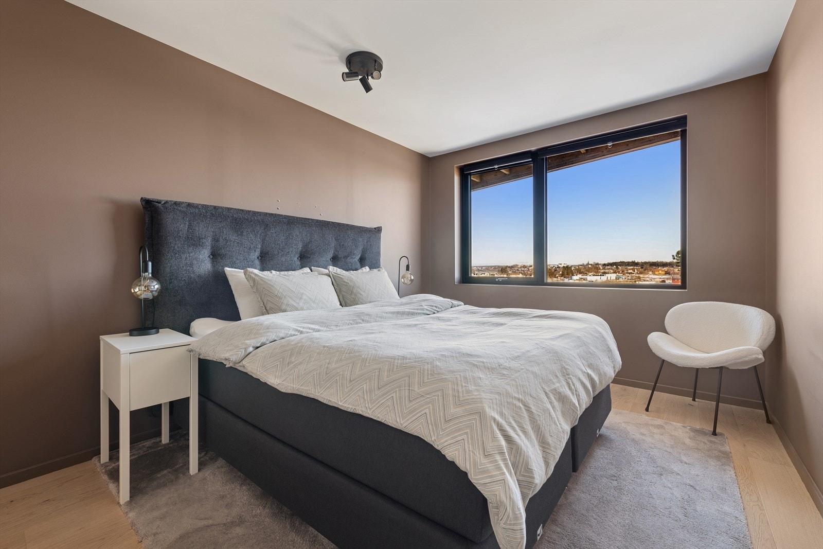 Det er en familievennlig planløsning, med alle soverommene på samme plan. Galleribilde