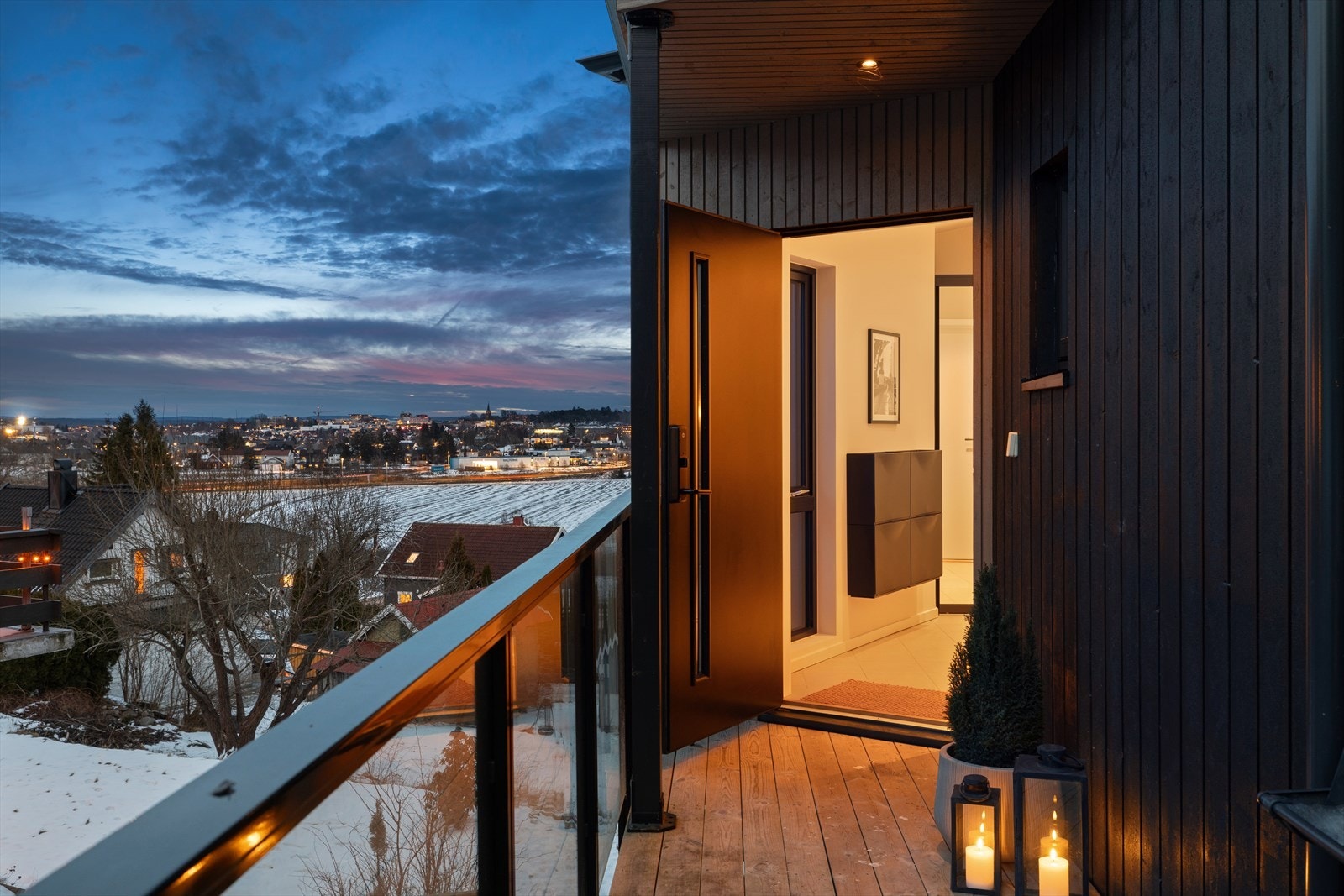 Boligen har inngang via en privat svalgang med moderne glassrekkverk. Galleribilde