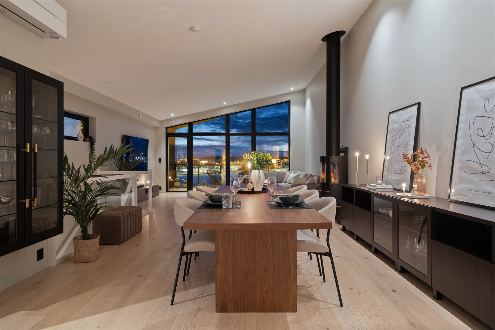 God plass til et stort spisebord. Perfekt for sosiale sammenkomster, men også for å samle familie ved bursdager og høytider. Galleribilde