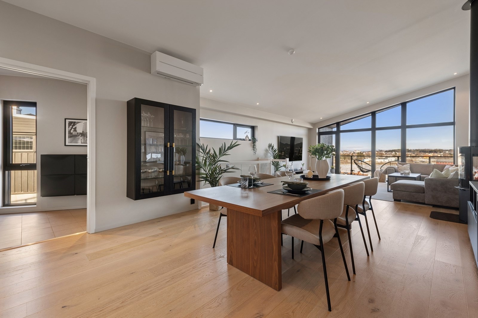 Det er også montert en nyere luft til luft varmepumpe. Boligen har også balansert ventilasjon med varmegjenvinning. Galleribilde