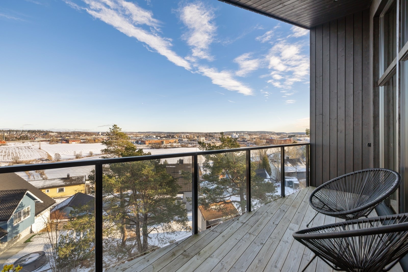 Balkongen vender mot øst, og har gode solforhold på dagtid. Galleribilde