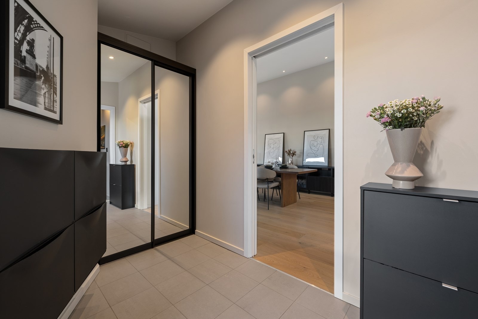 Man har en skyvedørsgarderobe med speilfronter og veggmontert skoskap. Galleribilde