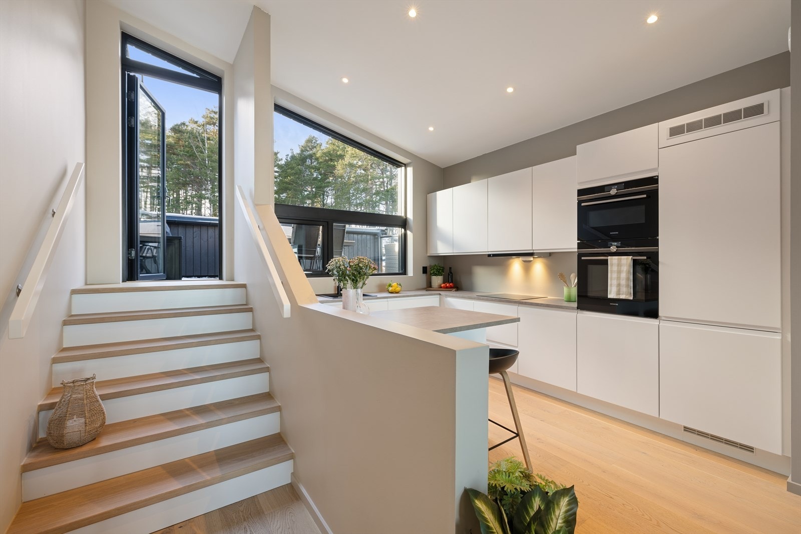 Ved kjøkkenet er det også adkomst til boligens skjermede uteområde. Galleribilde