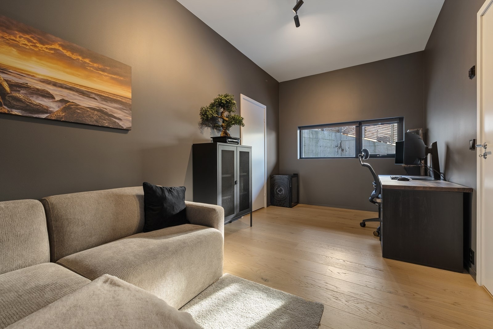 Innredet rom som kan benyttes som ektra stue. Her er det tilgang til bod, og en egen utgang. Galleribilde