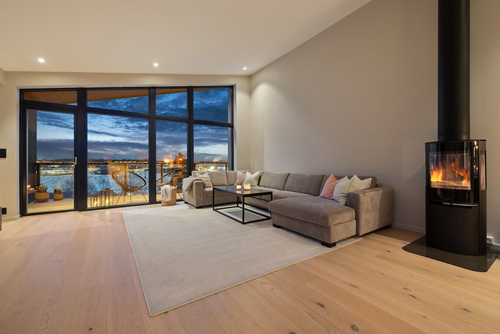 Her er det veldig god plass til en stor og hyggelig sofagruppe. Galleribilde