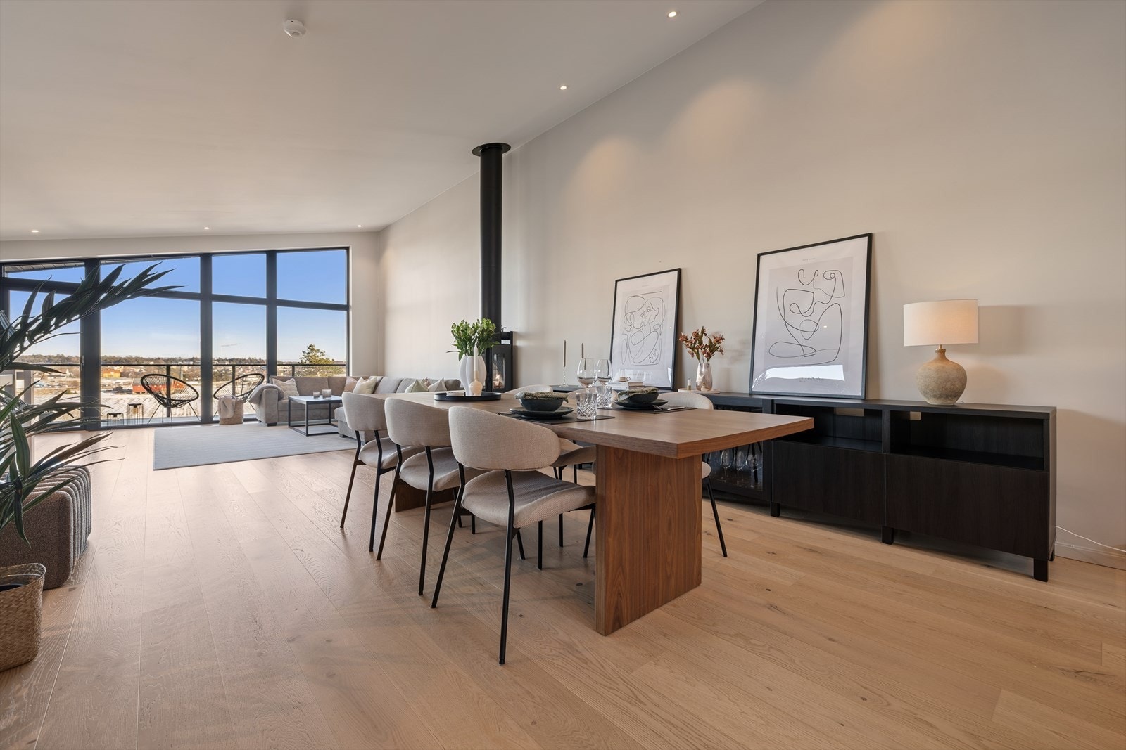 Boligen fremstår med høy standard, og har også smarthus styring av varmtvannsbereder og varmekabler. Galleribilde