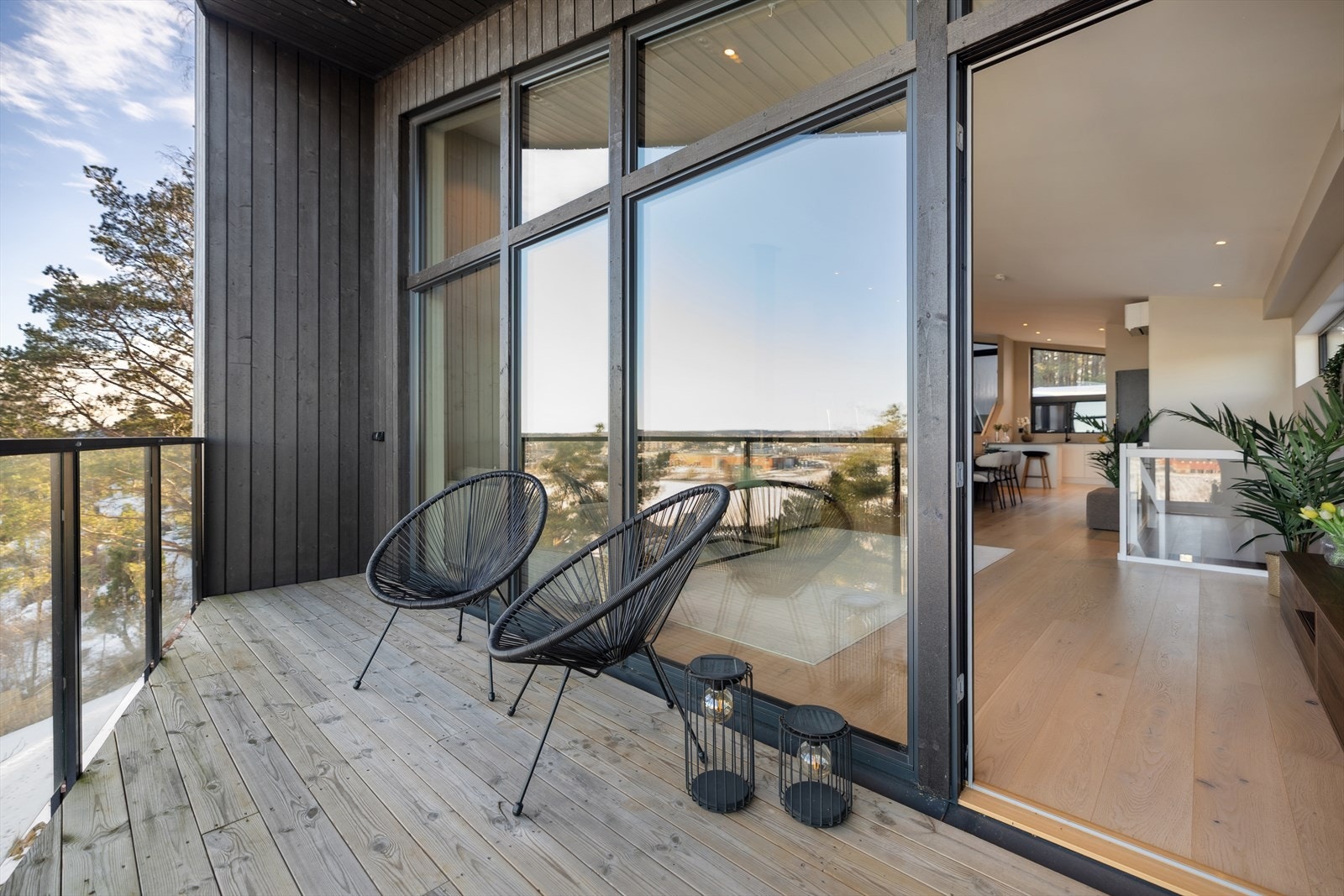 Balkongen er også overbygget og har moderne og lekre glassrekkverk. Galleribilde