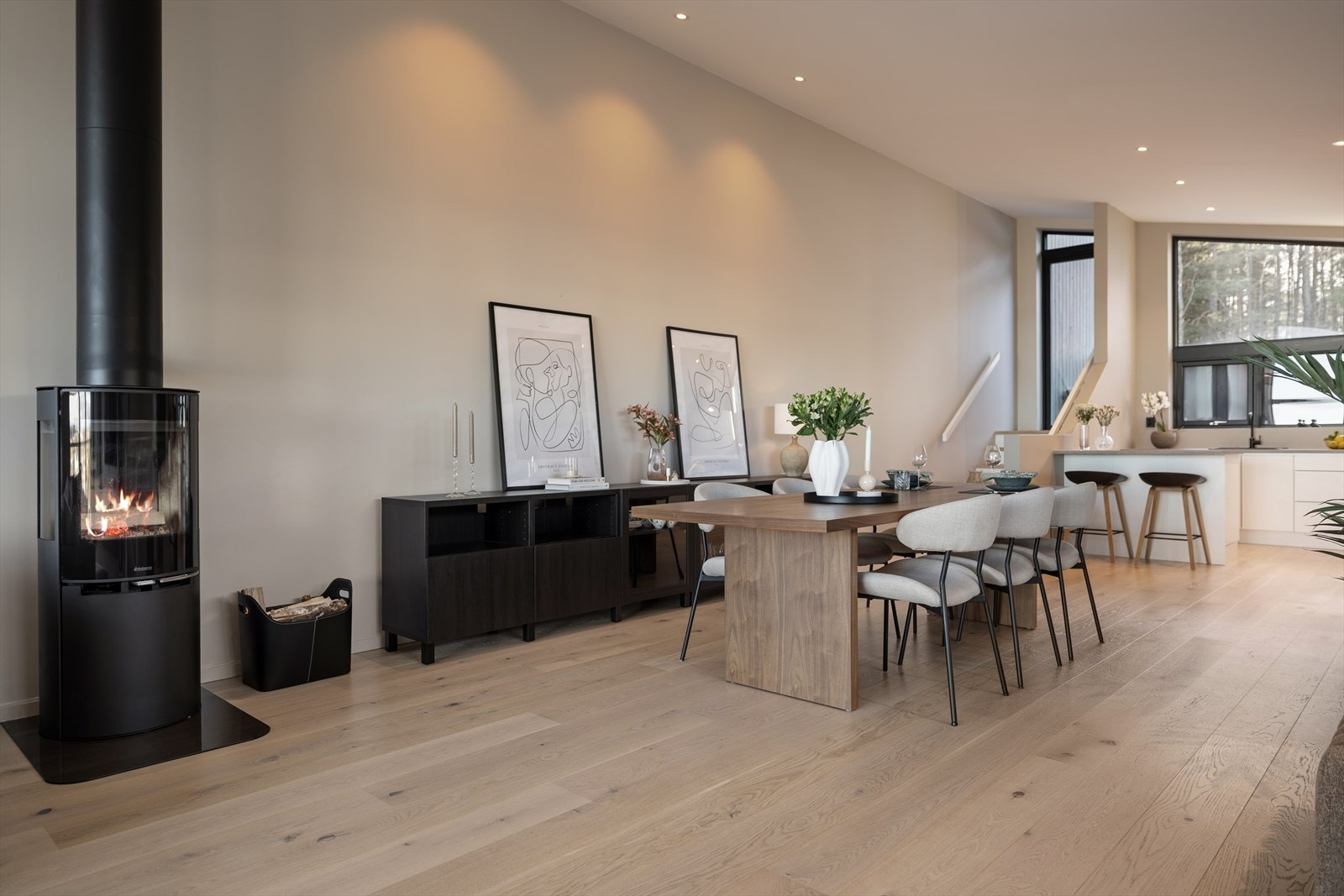 Den store stuen har en god planløsning som gir deg flere innredningsmuligheter. Galleribilde