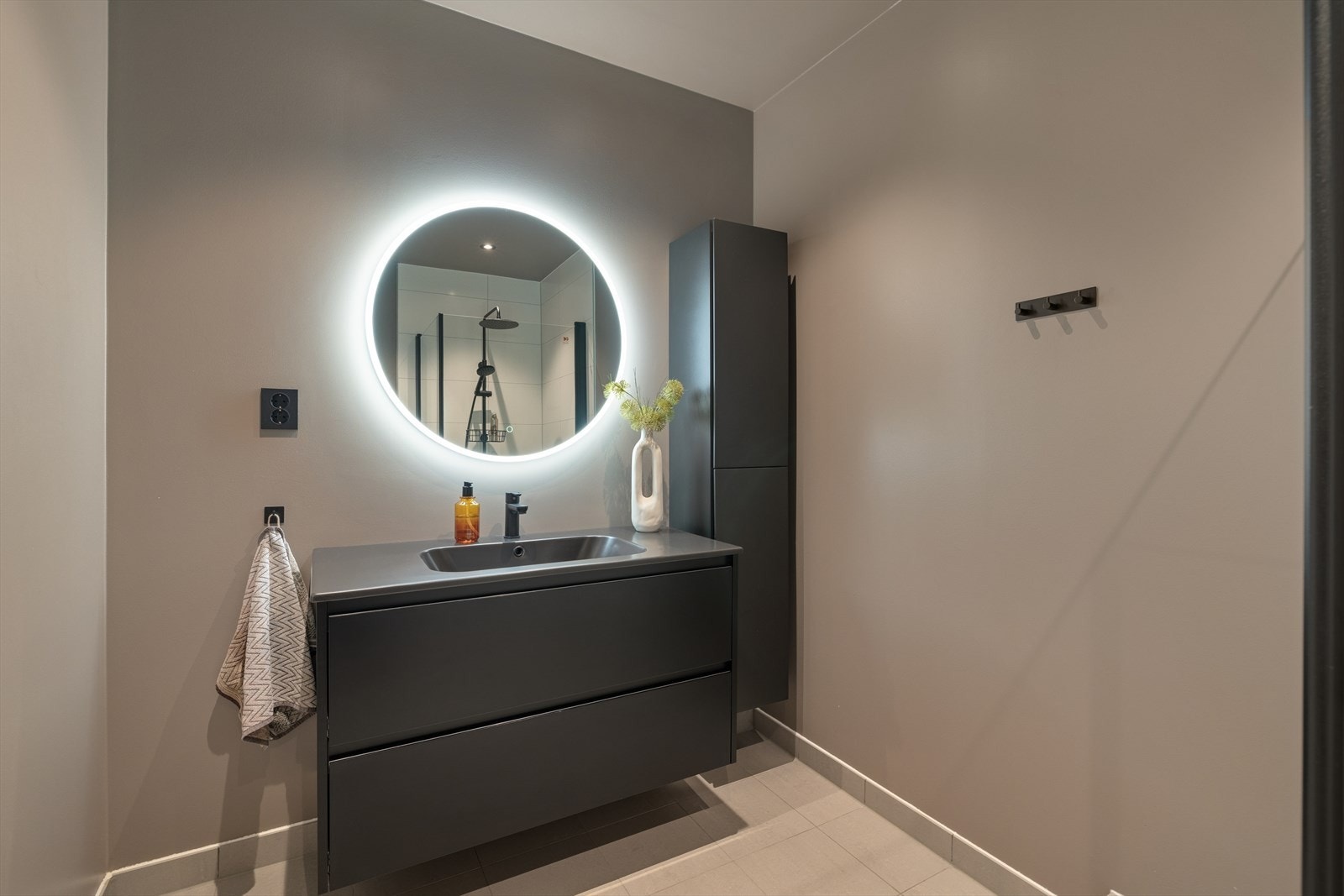 Det andre baderommet er også flislagt med en lekker baderomsinnredning. Boligen har også et eget vaskerom/teknisk rom. Galleribilde