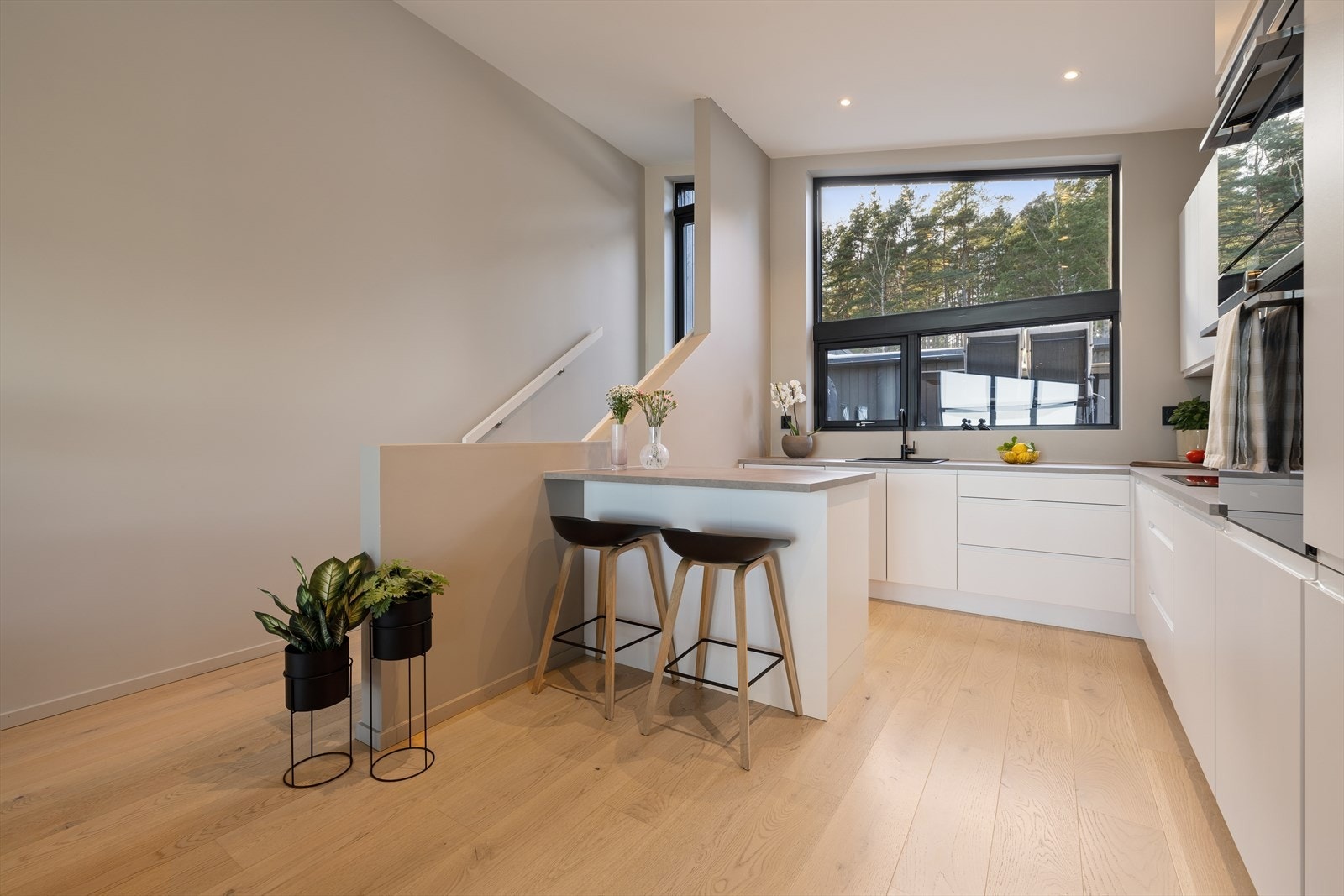 Boligen har en moderne og åpen kjøkkenløsning mot stue. Galleribilde