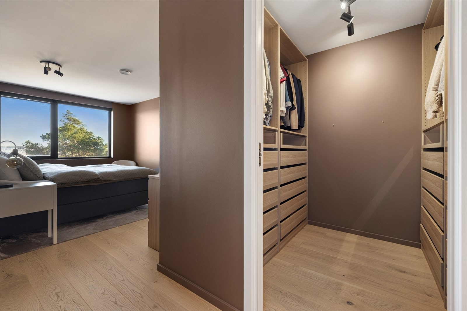 Hovedsoverommet har et eget walk-in, med svært gode oppbevaringsmuligheter. Galleribilde