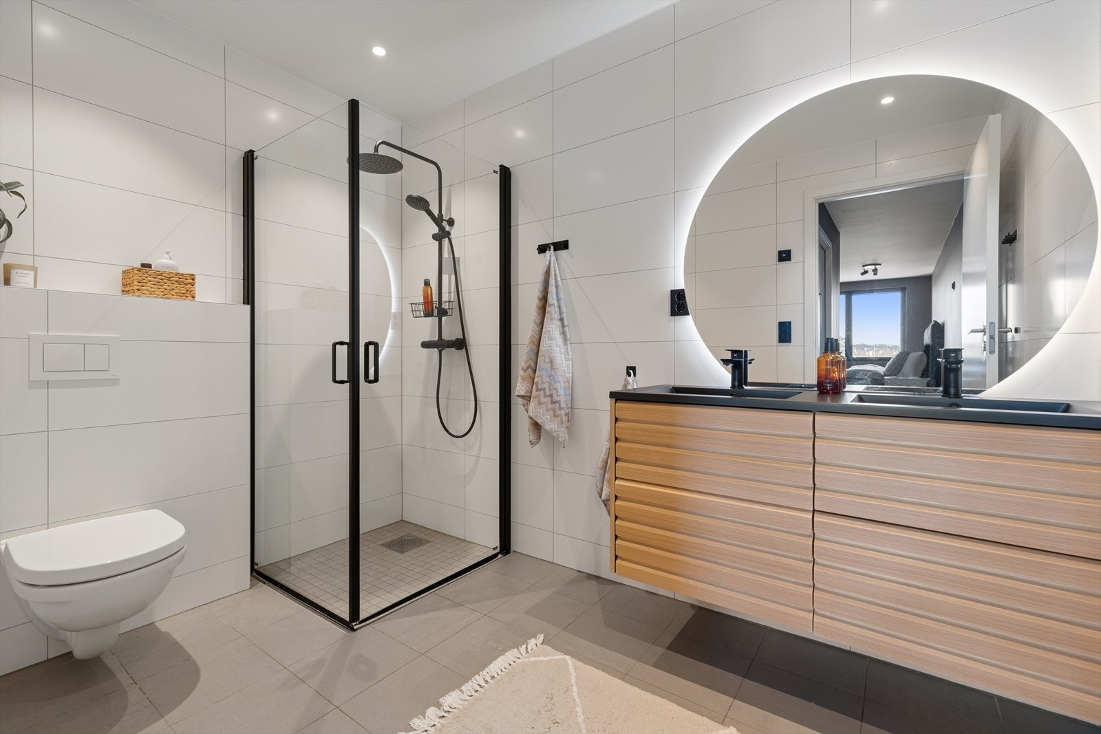 Soverommet har også et privat og flislagt bad med dobbel servant, vegghengt toalett, samt et dusjhjørne med innfellbare glassdører og regnfallsdusj. Galleribilde