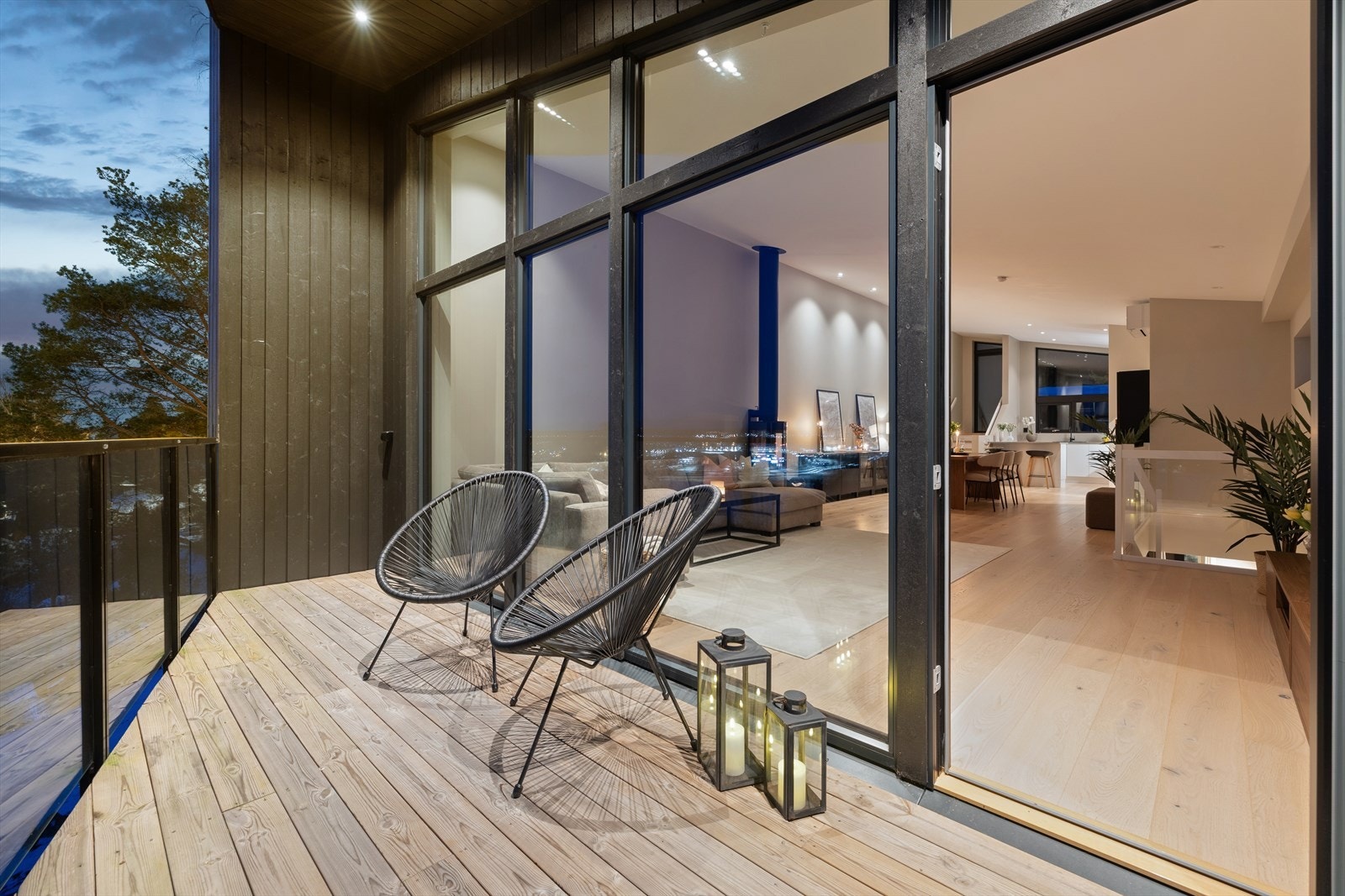 Fra stuen er det utgang til en stor og solrik balkong! Galleribilde