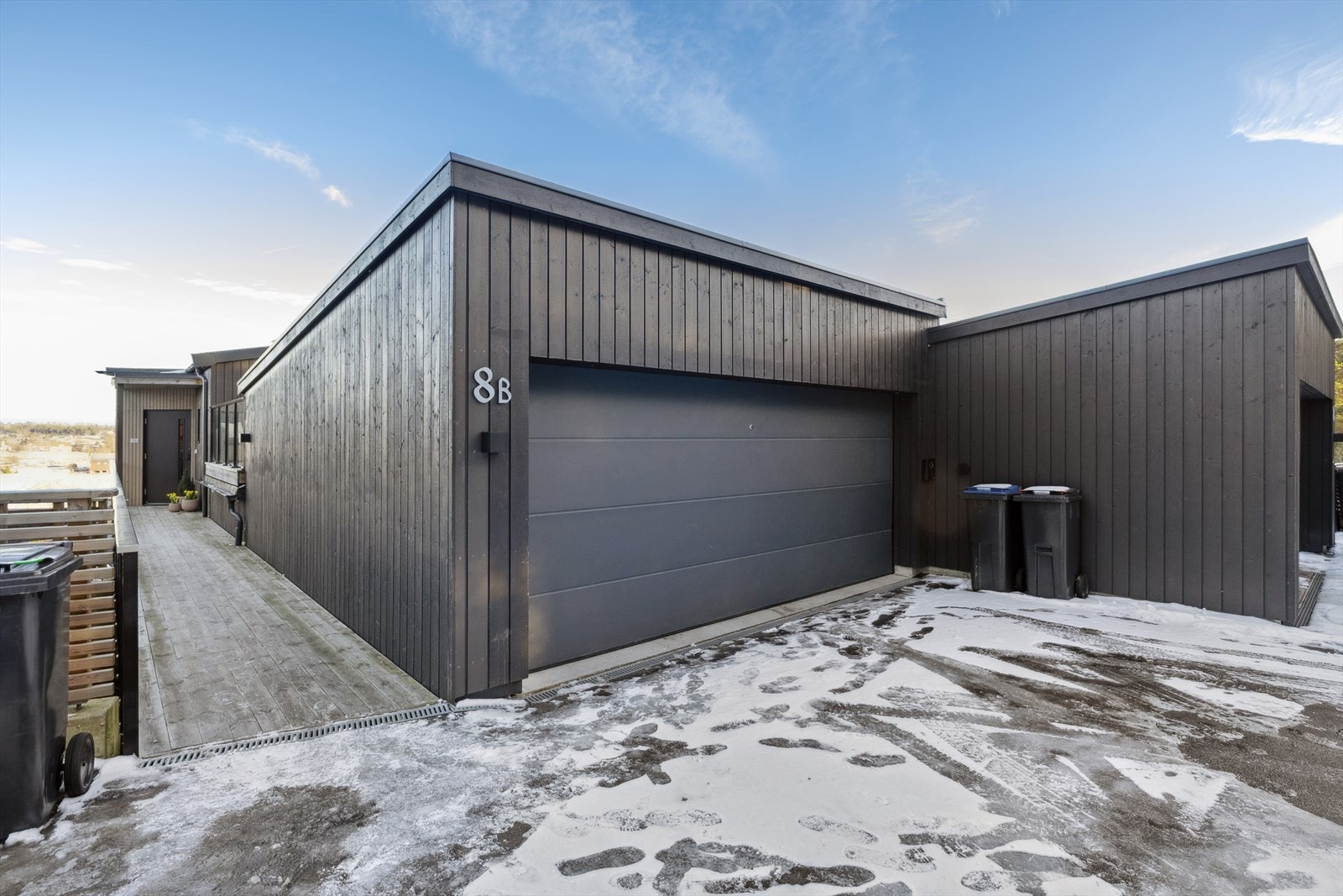 Man har en dobbelgarasje på 35m² med elbillader. Galleribilde