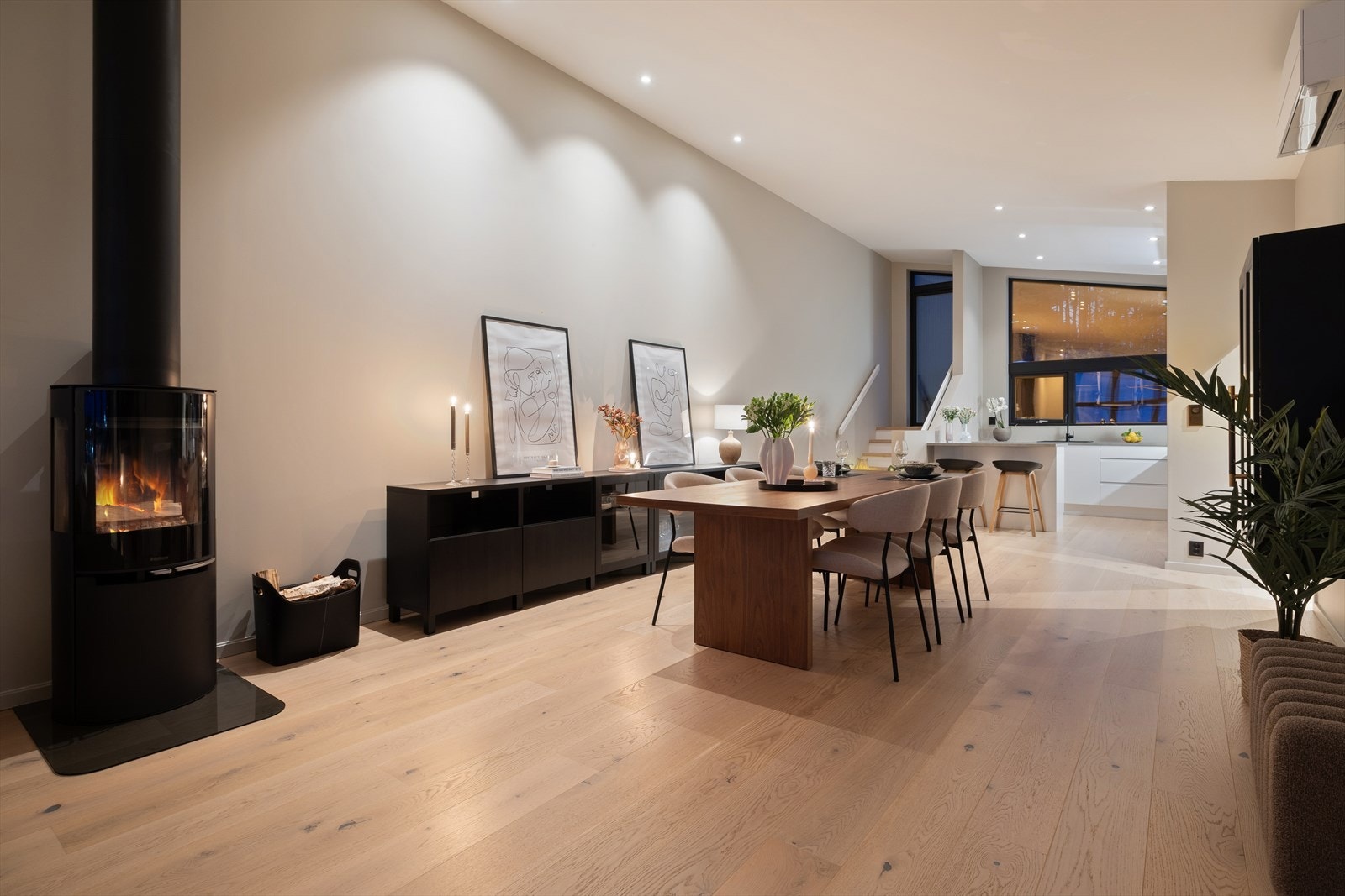 Utformingen sørger for enkel plassering av en større spisegruppe i tilknytning kjøkkenet. Det er også en lekker vedovn, som varmer svært godt på kalde høst- og vinterkvelder. Galleribilde