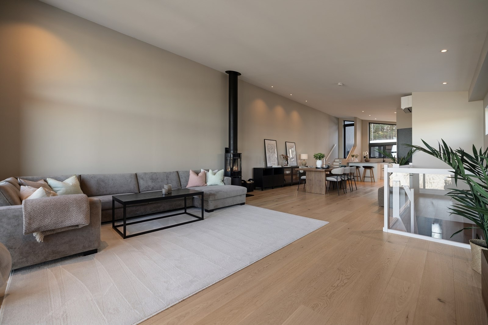 Boligen har en smart planløsning, med oppholdsrom og toalettrom i hovedetasjen. Galleribilde