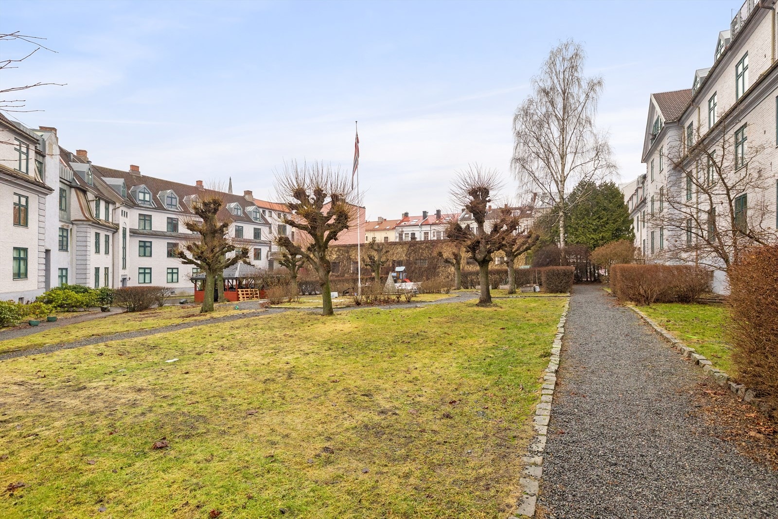 Gangstier og grøntområder omkranser bygården, som gir et pent uteområde for beboerne. Galleribilde