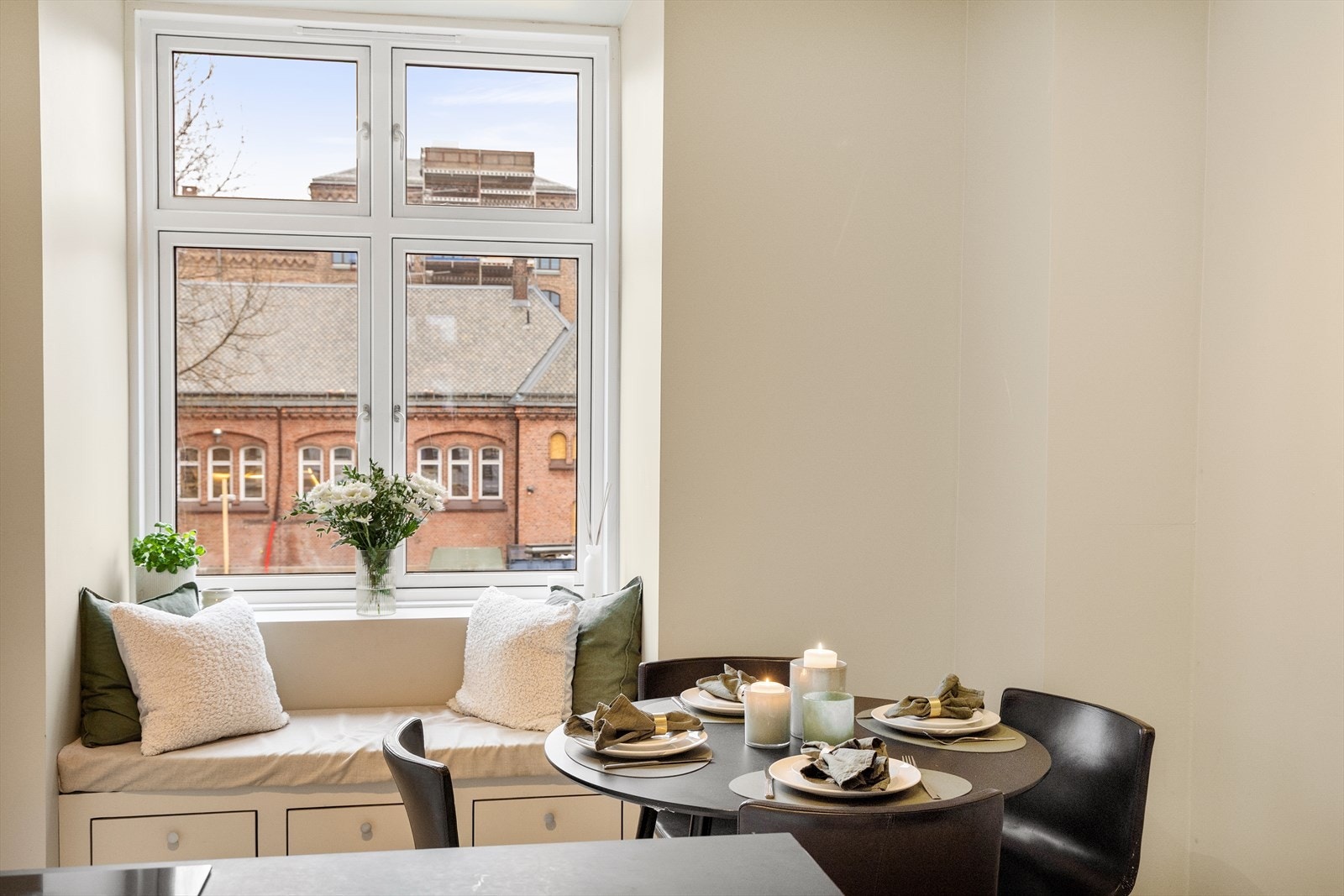 Spiseplass med utsikt til nærområdet. Koselig benk ved vinduet hvor du kan hygge deg med en kaffe om morgenen. Galleribilde