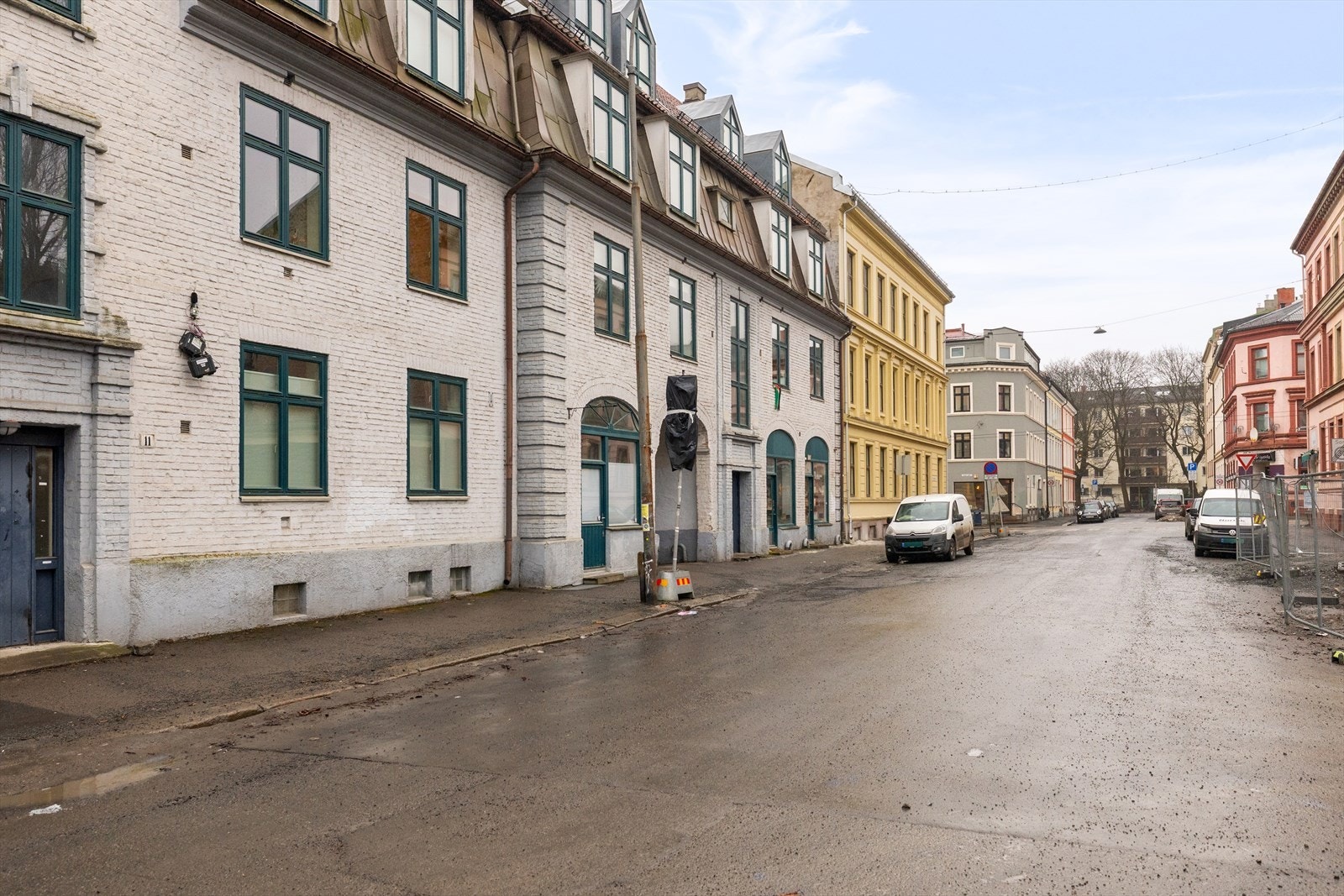 Gaten har god tilgang til offentlig transport og nærhet til lokale butikker og kafeer. Galleribilde