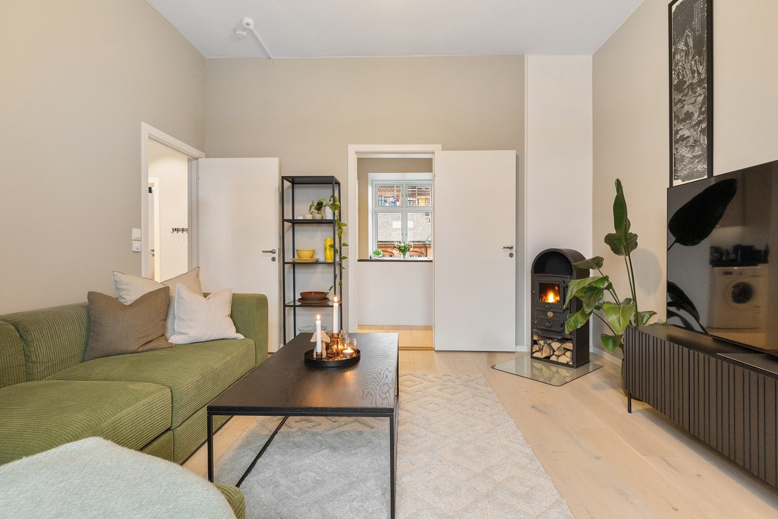 Stuens romslige planløsning gjør det enkelt å innrede med ønsket sofa og tilhørende møblement. Galleribilde