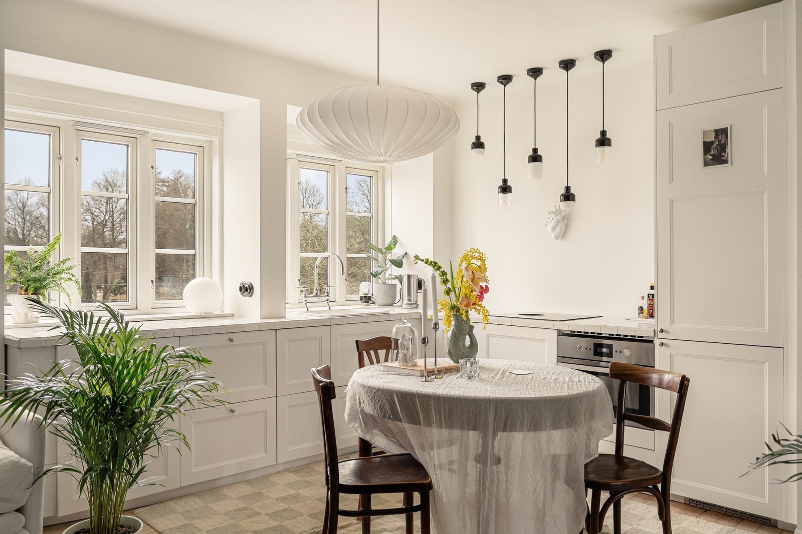 Leiligheten ble i 2023 totaloppusset, med påkostede materialer og høy standard. Galleribilde