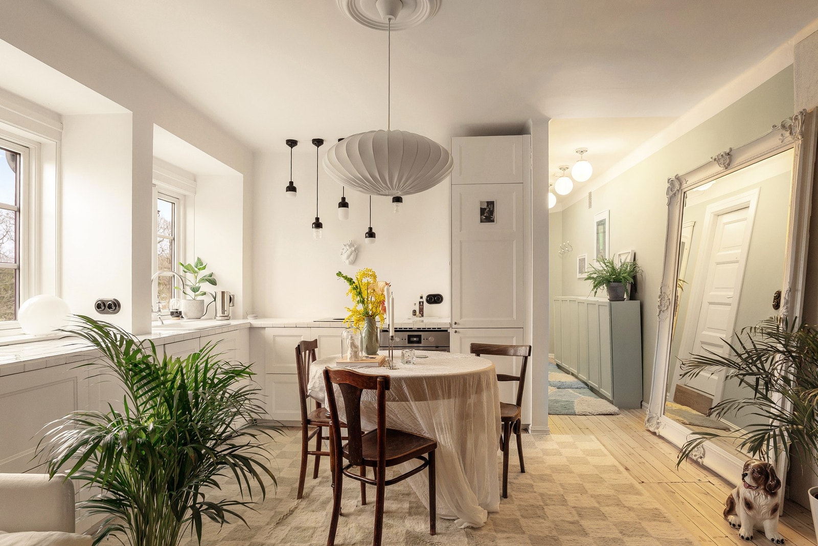 Eksklusivt kjøkken med spesialdesignet benkeplate av fliser og armatur fra franske Horus i krom. Galleribilde