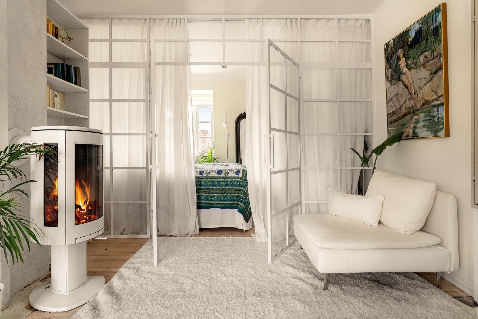 Bæreveggen mellom soverommet og stuen ble revet, til fordel for en spesialdesignet glassvegg som bevarer lysforholdet. Galleribilde