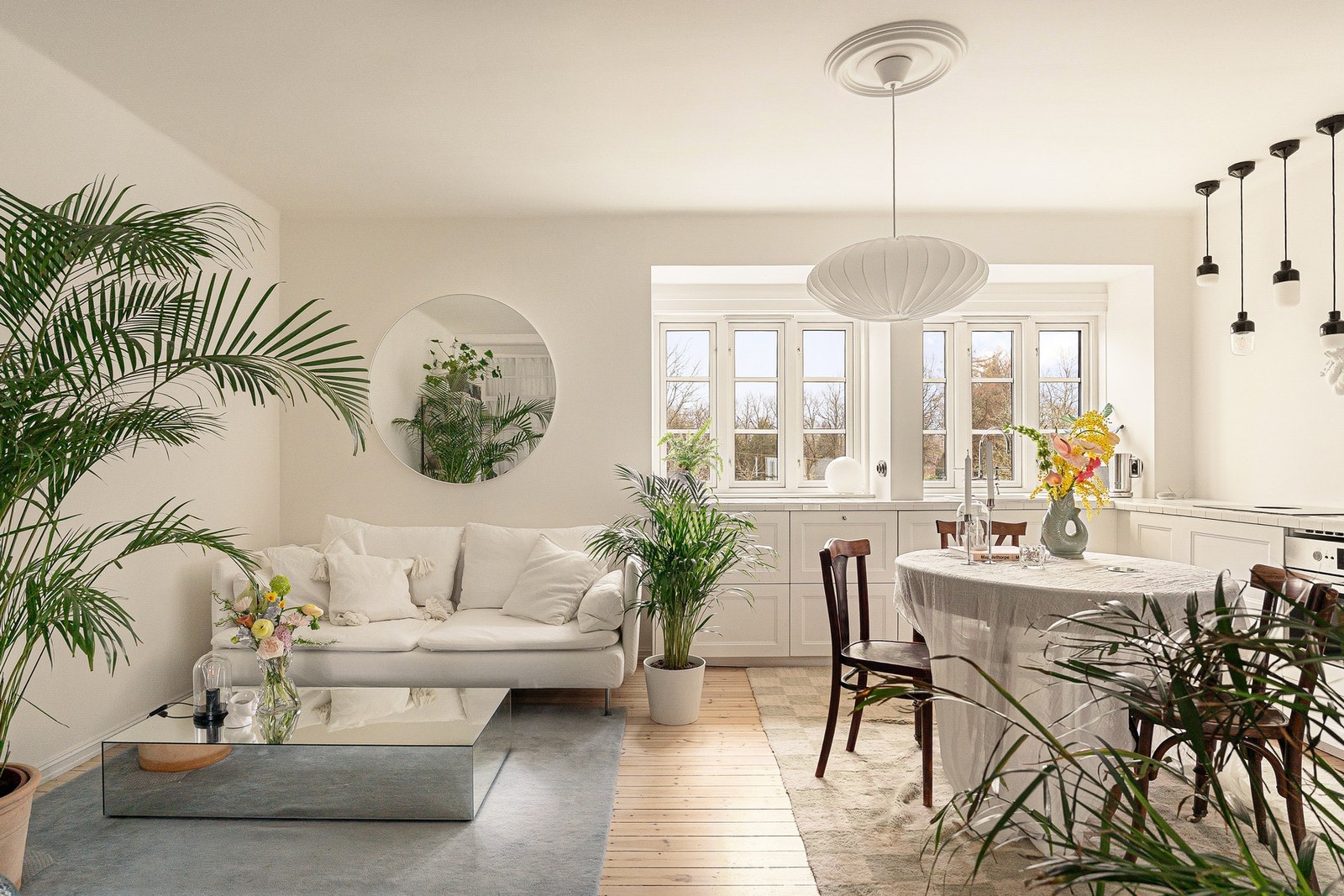 Det er god plass til spisebord i tilknytning til kjøkkenet. Fra kjøkkenet har du nydelig lys og grønt utsyn. Galleribilde