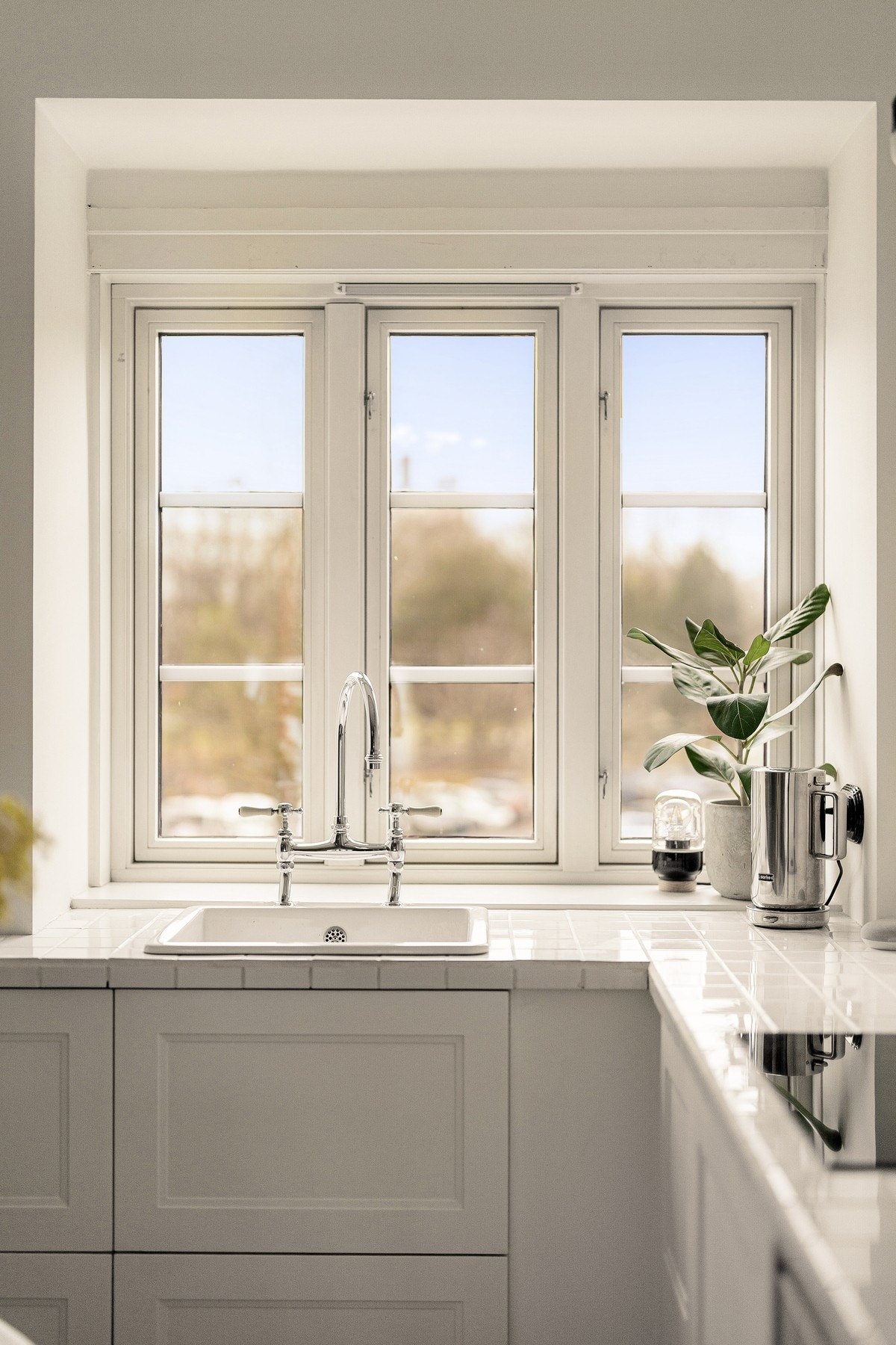 Gjennomgående lys og usjenert beliggenhet - vinduer i riktige himmelretninger. Galleribilde