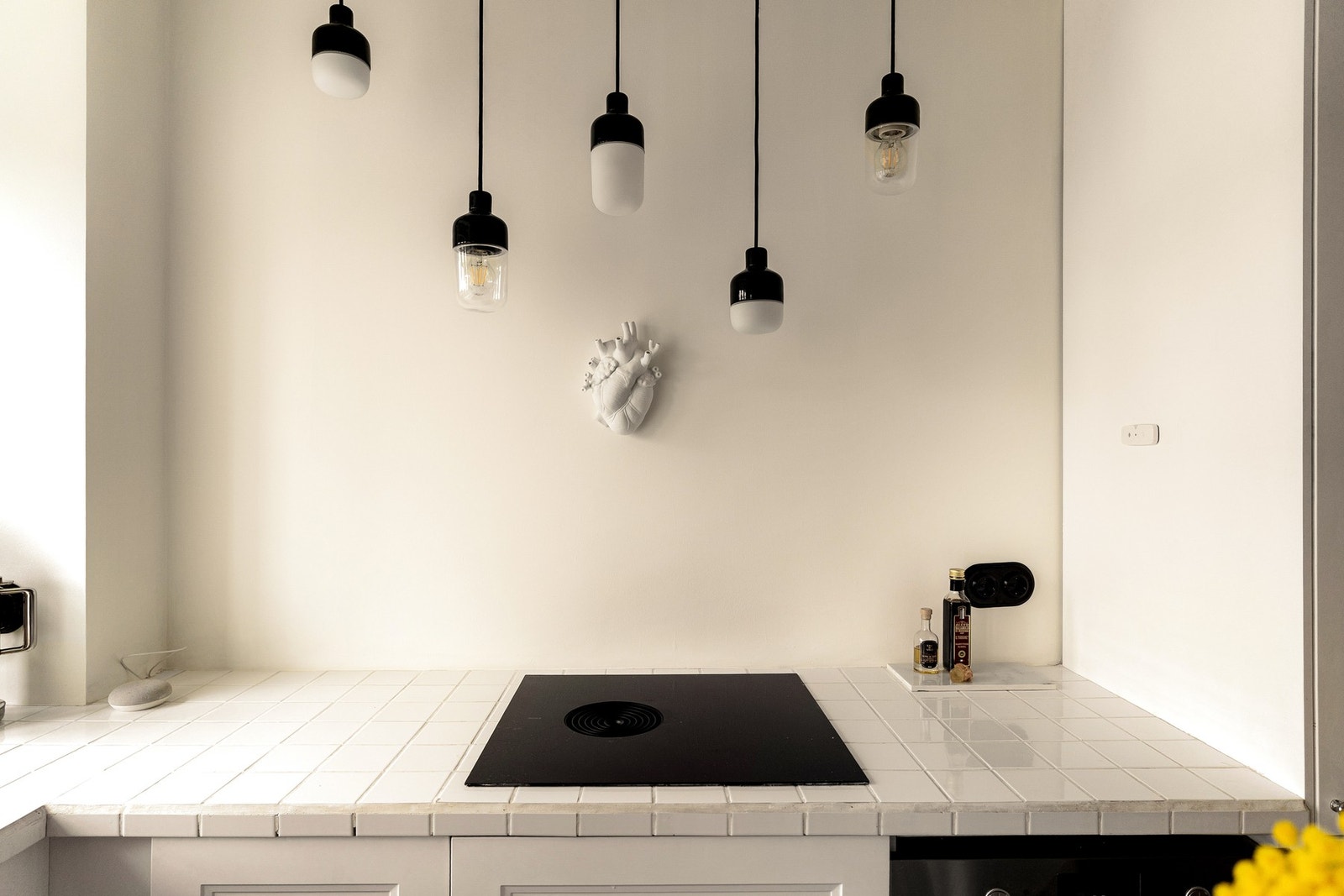 Inkluderte hvitevarer som Bora platetopp, stekeovn, oppvaskmaskin, vaskemaskin og kombi kjøle-/fryseskap. Komfyrvakt og aquastop er installert. Galleribilde