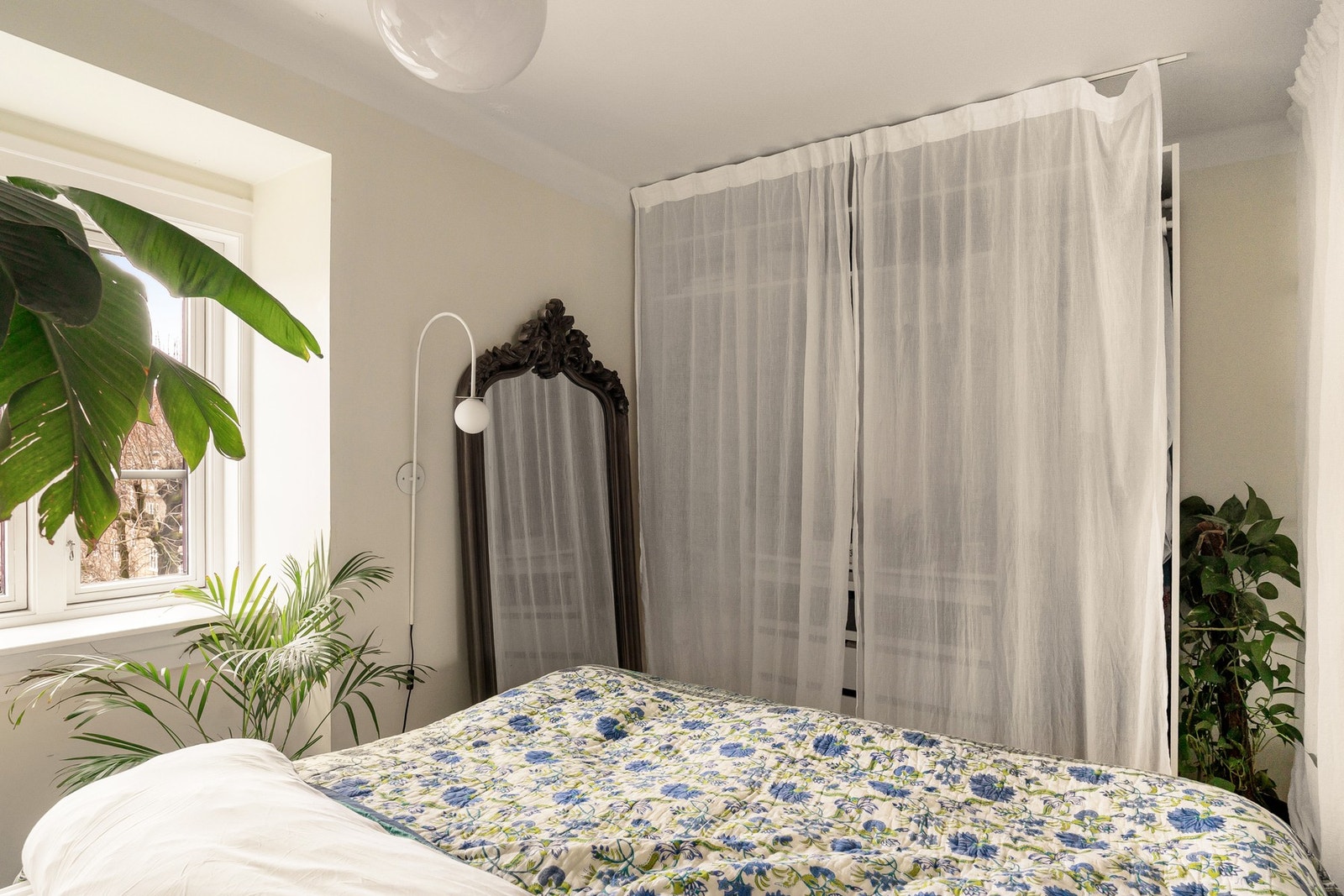 Godt med oppbevaringsplass i et stort garderobeskap. Galleribilde