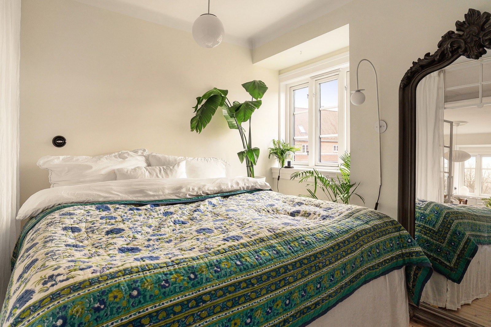 Stort soverom med plass til det du trenger. Galleribilde