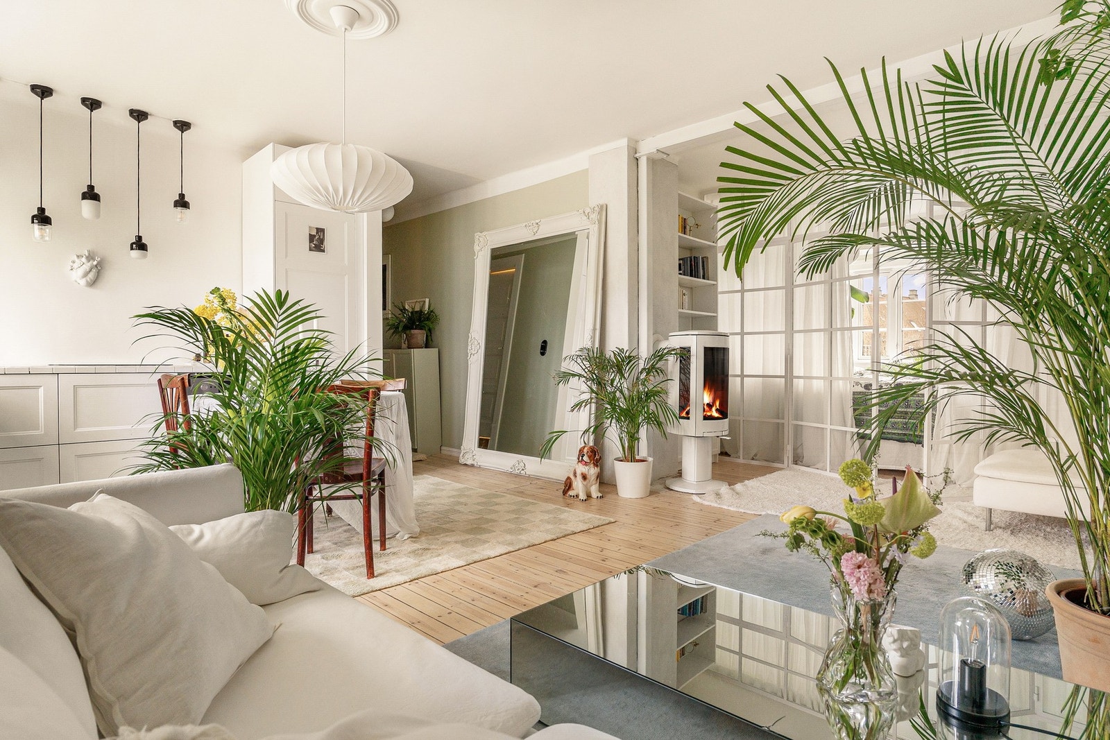 Det eletriske anlegget er også oppgradert. Stikkontakter og lysbrytere i porselen. Galleribilde