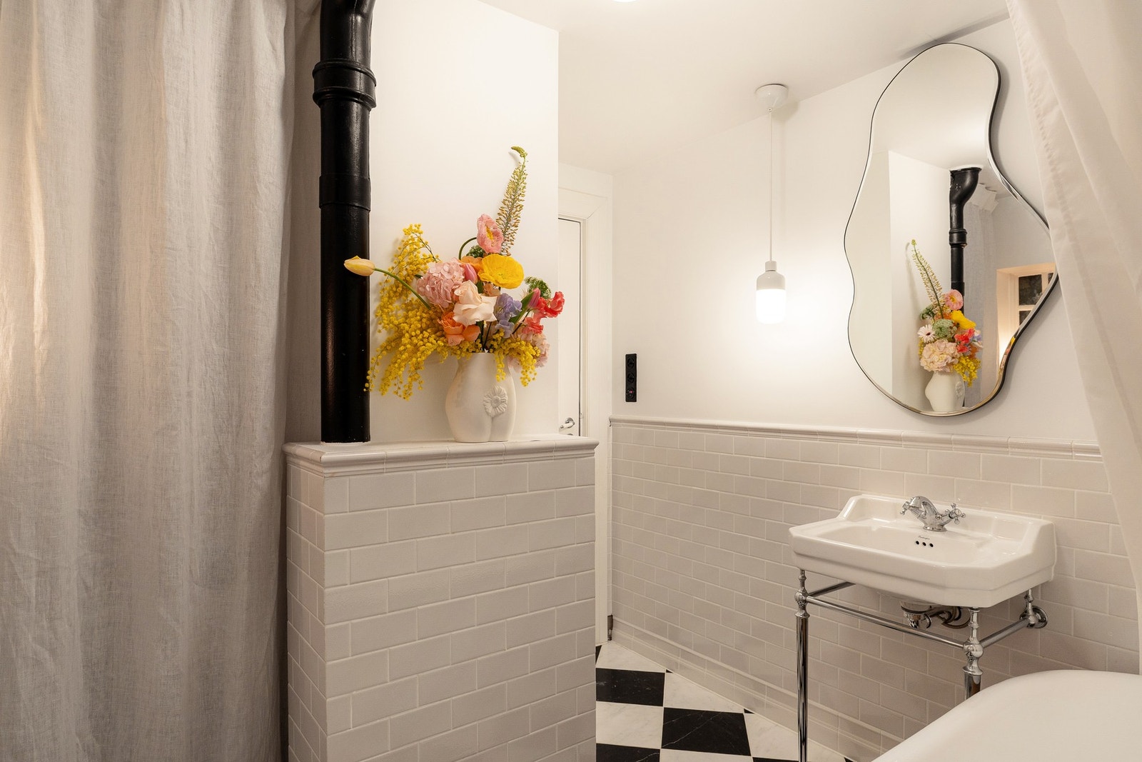 Klassisk og stemningsfullt bad fra 2023, med detaljer som gir en følelse av engelsk townhouse. Galleribilde