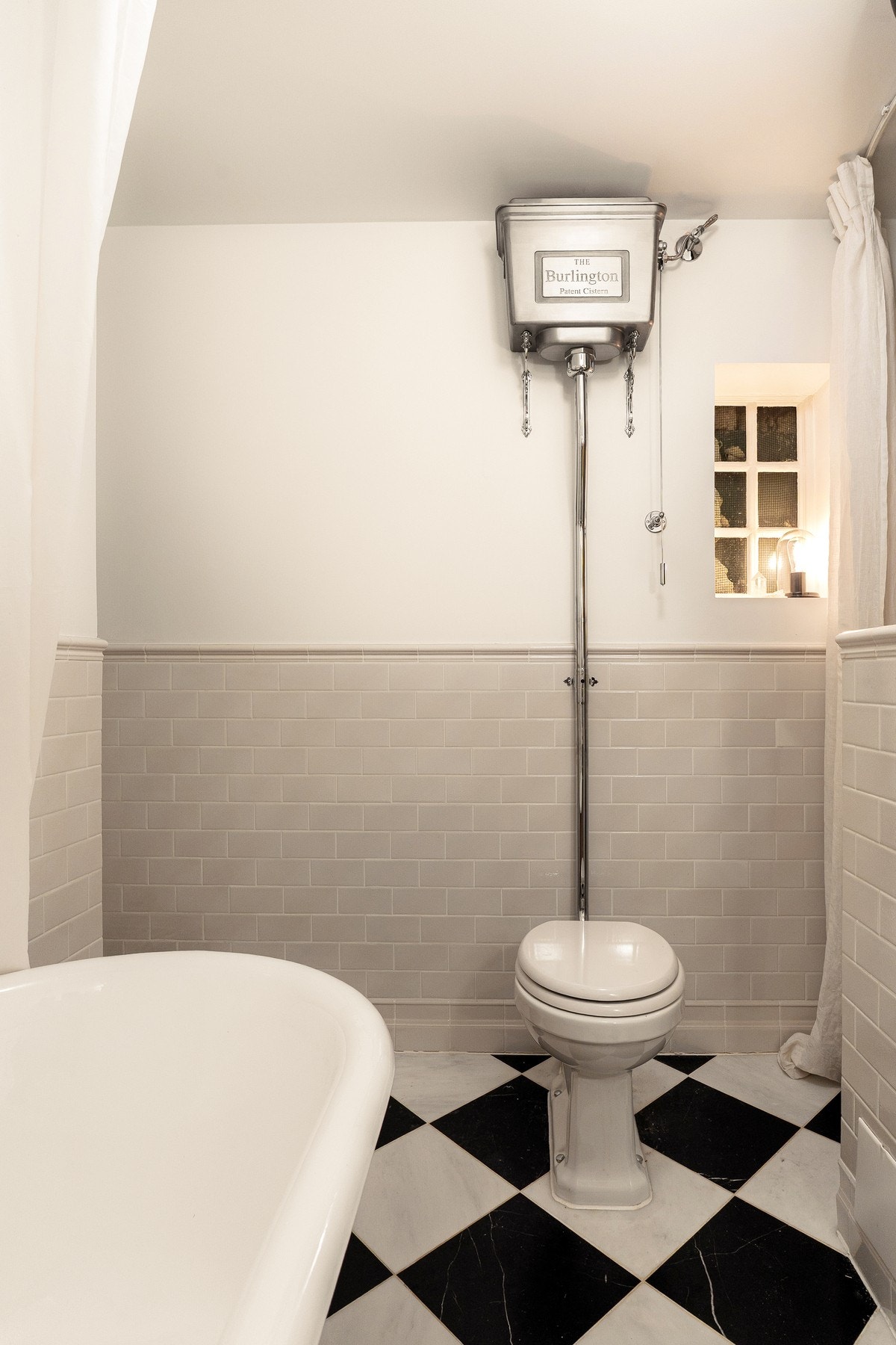 Et gjennomført bad der klassiske materialer og gjennomtenkte detaljer gir en rolig og eksklusiv atmosfære. Galleribilde