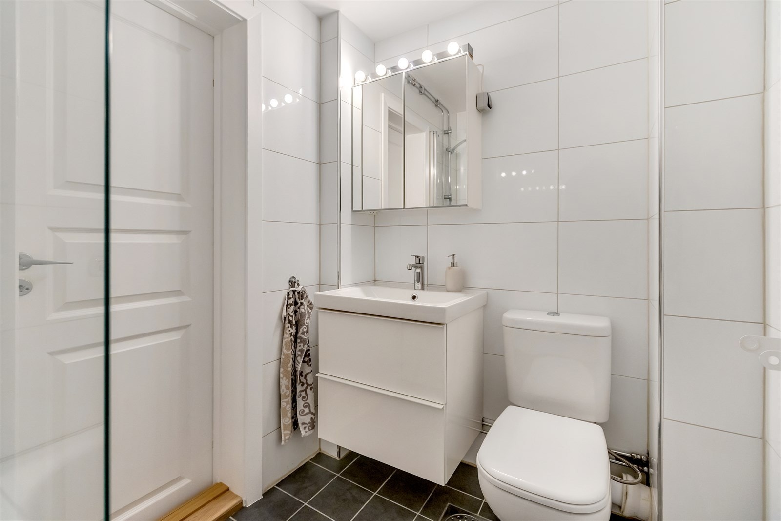 Helhetsinntrykk av badet med gode materialvalg og ryddig uttrykk. Galleribilde