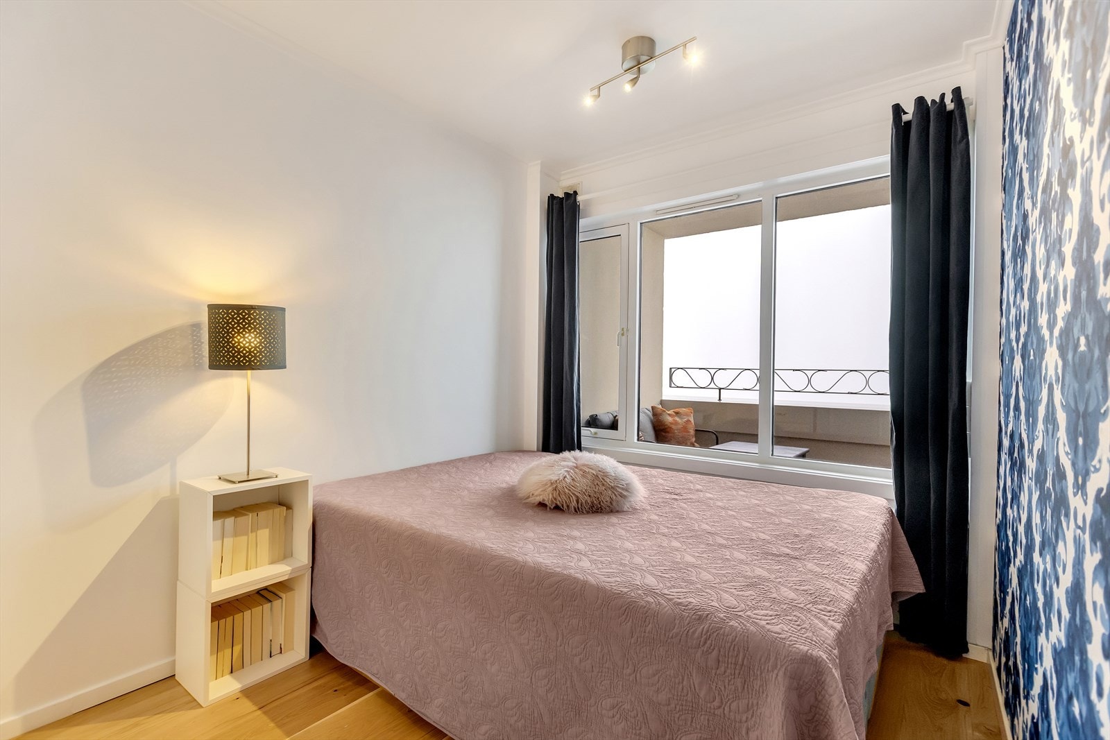 Utsnitt fra soverommet med god kontakt mot vindu og ute - gir en ekstra lun "lesekrok"-følelse. Galleribilde