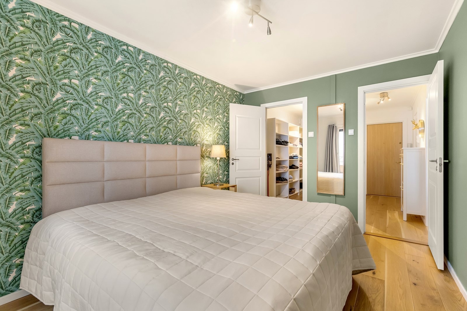 Alternativ vinkel av soverommet som viser god romfølelse og praktisk planløsning. Galleribilde