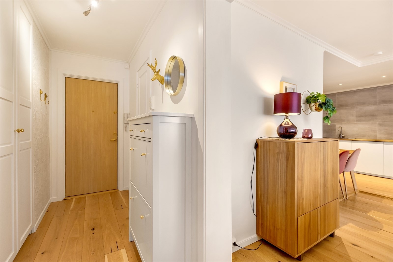 Entré/gang med god velkomstsone og plass til oppbevaring - enkel og ryddig adkomst til øvrige rom. Galleribilde