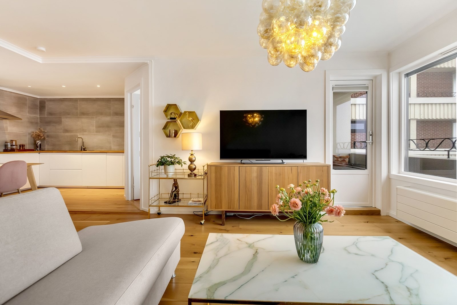 Hjemmets farge- og materialvalg er nøye sammensatt, hvor du enkelt kan se at ingenting er overlatt til tilfeldighetene. Galleribilde