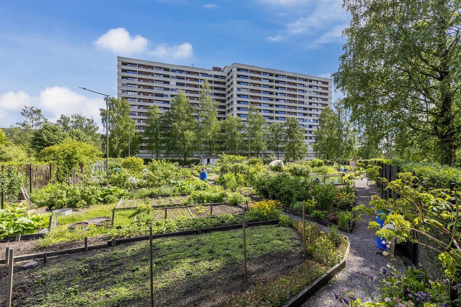 Eiendommen ligger i et rolig og veletablert boligområde på Tveita. Galleribilde