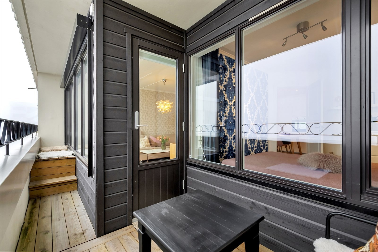 Fra stuen er det direkte utgang til solrik balkong. Galleribilde